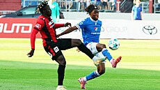 Zálo�ník Baníku Abdullahi Bewene se sna�í p�edsko�it táborského Jamese Bella.