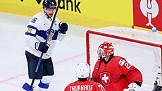 Finský kapitán Barkov monitoruje situaci p�ed bránou �výcar�.