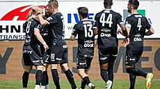 Fotbalisté Jablonce se radují z gólu Filipa Zorvana (vlevo).