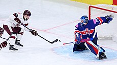 Loty�ský úto�ník Martins Dzierkals skóruje v utkání proti Velké Británii.