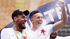 Slávisté Tomá� Chorý (vlevo) a Luká� Provod slaví mistrovský titul.