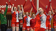 Házenká�ky Slavie se radují z mistrovského titulu.