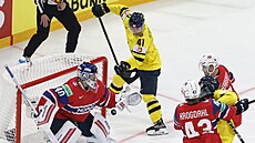 �védský úto�ník Ivar Stenberg p�ekonává branká�e Henrika Haukelanda z Norska.