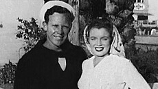 Marilyn Monroe se svým prvním man�elem Jamesem Doughertym v roce 1943.