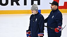 Trené�i národního týmu Ji�í Kalous (vlevo) a Ond�ej Pavelec sledují trénink.