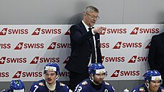 Finský trenér na lavi�ce Itálie Jukka Jalonen ukazuje na ledovou plochu.