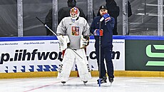 Trenér branká�� Ond�ej Pavelec v komunikaci s gólmanem Dominikem Pavlátem na...