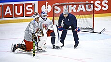 Kou� branká�� Ond�ej Pavelec dop�ává chvilku oddechu sv��enc�m Dominiku...