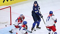 Finský úto�ník Jesse Puljujärvi (13) v p�edbrankovém prostoru znep�íjem�uje...