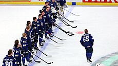 Fin�tí hokejisté na záv�re�ném ceremoniálu po vít�zném �tvrtfinále s �eskem...