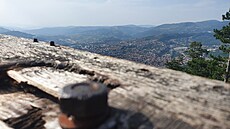 Pohled na Sarajevo z opu�t�né bobové dráhy.