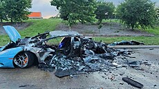 Dv� luxusní Lamborghini havarovala v Texasu na obslu�né komunikaci u dálnice...