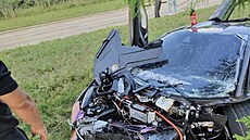 Dv� luxusní Lamborghini havarovala v Texasu na obslu�né komunikaci u dálnice...