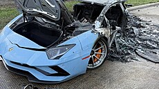 Dv� luxusní Lamborghini havarovala v Texasu na obslu�né komunikaci u dálnice...