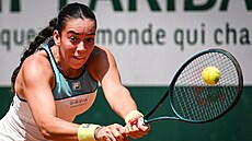 Tereza Valentová hraje bekhend v prvním kole Roland Garros.