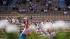 Barbora Krej�íková podává v prvním kole Roland Garros.