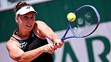 Linda Nosková hraje bekhend v prvním kole Roland Garros.