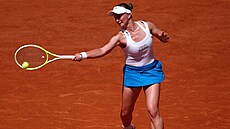 Barbora Krej�íková hraje forhend v prvním kole Roland Garros.