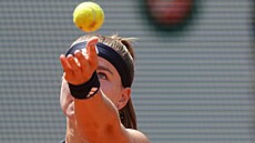Karolína Muchová podává ve t�etím kole Roland Garros.