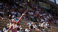 Barbora Krej�íková podává v prvním kole Roland Garros.