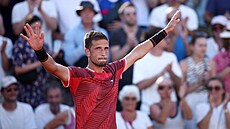 Vít Kop�iva slaví výhru v prvním kole Roland Garros.