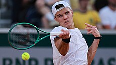 Jakub Men�ík hraje forhend ve t�etím kole Roland Garros.