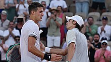 Jakub Men�ík (vlevo) p�ijímá gratulaci od Alexe de Minaura po vít�zství ve...