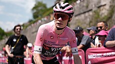 Jonas Vingegaard p�ijí�dí na start 19. etapy ve m�st� Feltre.