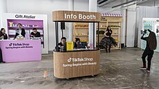 Promo TikTok Shopu v newyorské �tvrti Meatpacking District v sobotu. R�zné...