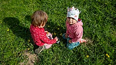 Velkou �ást dne a za ka�dého po�así tráví d�ti z Muhu venku, pracují a tvo�í s...