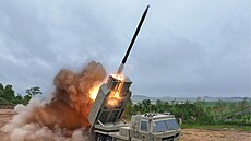 Severokorejský v�dce Kim �ong-un dohlí�í na raketové testy nov� vyvinutého...