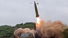 Severokorejský v�dce Kim �ong-un dohlí�í na raketové testy nov� vyvinutého...