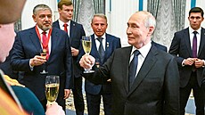 Ruský prezident Vladimir Putin si p�ipijí s ú�astníky slavnostní ceremonie...