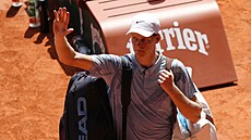 Ital Jannik Sinner zdraví diváky po zápase druhého kola Roland Garros.
