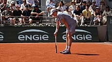 Vy�erpaný Jannik Sinner ve druhém kole Roland Garros.