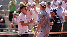 Argentinec Juan Manuel Cerúndolo (vlevo) a Ital Jannik Sinner si podávají ruce...