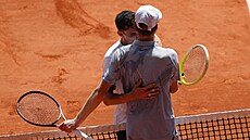 Argentinec Juan Manuel Cerúndolo a Ital Jannik Sinner (zády) po utkání druhého...