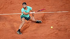 Tomá� Machá� posílá balonek p�es sí� ve druhém kole Roland Garros.