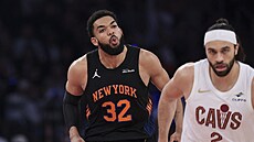 Karl-Anthony Towns se vrací na obrannou polovinu.