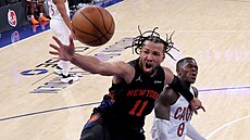 Jalen Brunson bojuje o doskok s Dennisem Schröderem.