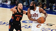 Jalen Brunson brání Jamese Hardena.