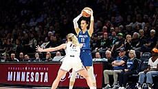 Eli�ka Hamzová hledá spoluhrá�ku, brání ji Lexi Heldová.