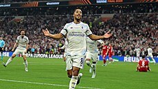 Youri Tielemans slaví úvodní branku finále Evropské ligy.
