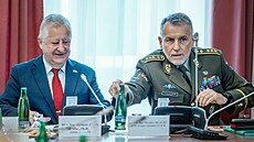 Kandidát na ná�elníka generálního �tábu Miroslav Hlavá�, kterého jednomysln�...