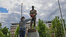 Morav�tí aktivisté obarvili na rudo ruce sochy druhého �eskoslovenského...