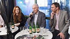 Snímek ze k�tu nové knihy Ji�ího Poláka (u mikrofonu) a Milo�e Schmiedbergera...
