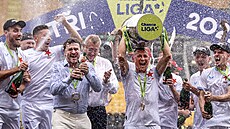 Kapitán Slavie Jan Bo�il s trofejí pro mistra ligy. Okolo n�j slaví dal�í...