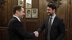 Setkání Simona Shustera, n�kdej�ího noviná�e týdeníku Time, a Dmitrije...