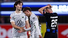 Jonas Wind a Jesper Lindstrom z Wolfsburgu nemohou uv��it tomu, �e sestupují do...