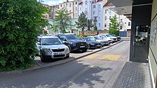 Takhle vypadá výdejní okénku z pohledu z od vyhrazených stání pro �ekající...